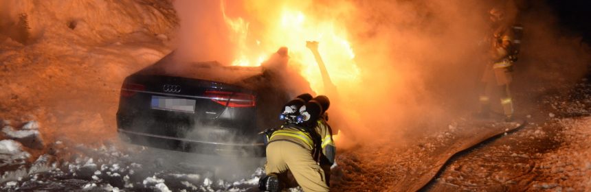 13.01.2019 - Fahrzeugvollbrand unter schwerem Atemschutz gelöscht