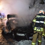 13.01.2019 - Fahrzeugvollbrand unter schwerem Atemschutz gelöscht