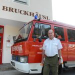 Kommandant a.D. OBI Hermann Ellinger vor dem LF-B.