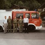 Gemeindevertreter vor dem geweihten LF-B.